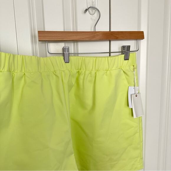 NWT Good American The Weekend Shorts in Key Lime - Picture 9 of 12